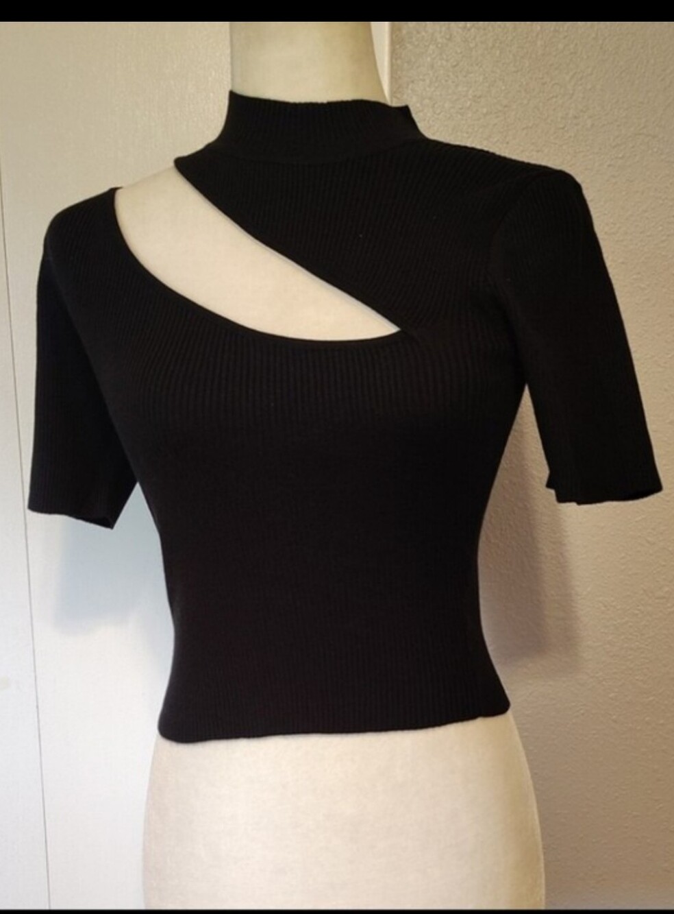 Le Lis Ribbed Cutout Mock Neck Crop Top - Small